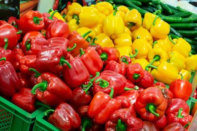 Waarom zijn rode paprika's duurder dan groene? En waarom is dat niet in alle supermarkten het geval?
