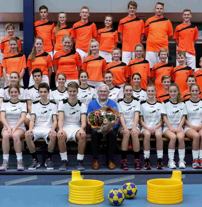 Okke van der Wal te midden van ‘zijn’ korfballers in Putten.