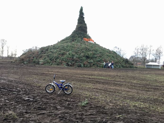 De paasboake van Dijkerhoek was wederom de grootste: 20,21 meter hoog.