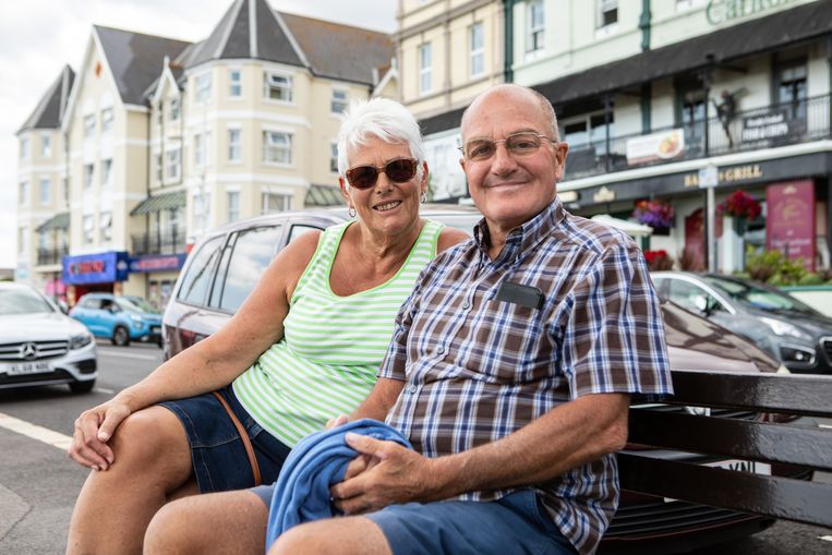 Dave en Lucia King op een bankje aan de kust in Bognor Regis. ‘Boris is het beste wat ons kan overkomen’, zegt Dave.  Beeld Antonio Olmos