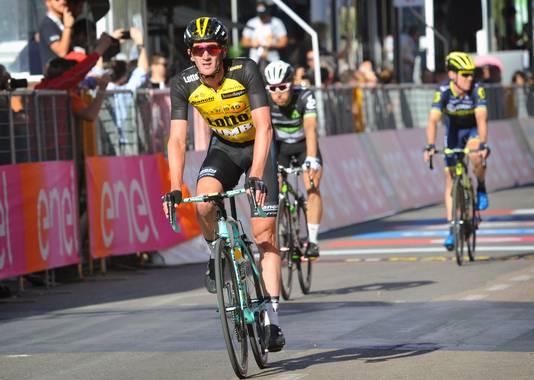 Van den Broeck passeert de finish van de tweede rit in de Giro van dit jaar.
