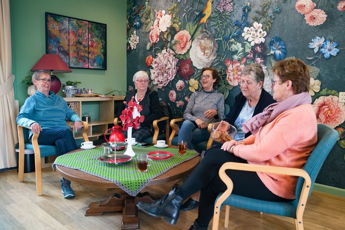 Willemstad heeft nu een Buurtkamer aan de Kerkring en die was vandaag open. Vlnr Mimi, Janny, Alice, Coby en Petra zaten er aan de koffie. In De Donk in Zevenbergen komt ook een Buurtkamer.