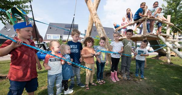 Nieuw speeltoestel geopend aan hofje Edith Piafstraat