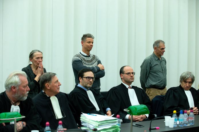 Artsen Godelieve Thienpont, Frank De Greef en Joris Van Hove terwijl ze naar het arrest luisteren.