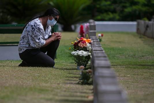 Een vrouw bij het graf van haar moeder, die stierf aan Covid-19, in Rio de Janeiro.