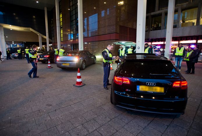 Rotterdamse agenten tijdens een patseractie.