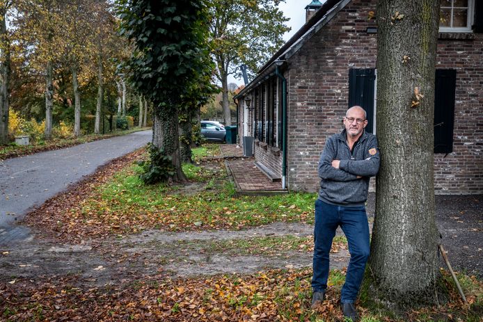Henk van den  Tillaart heeft een geschil met de gemeente over een stukje grond bij zijn woning.