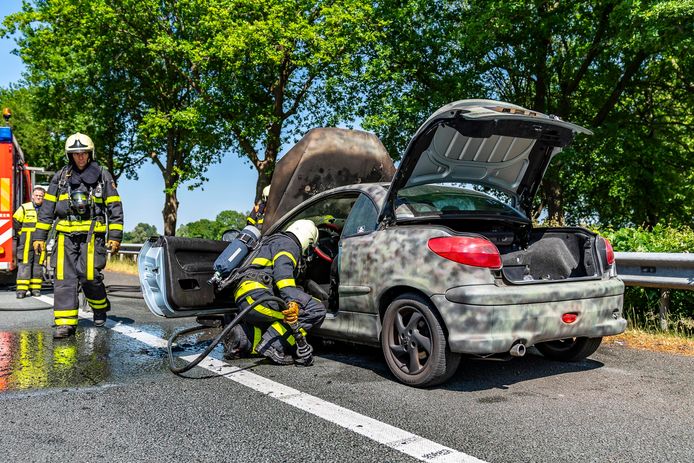 Een autobrand heeft vrijdagmiddag een Peugeot verwoest in Oosterhout.