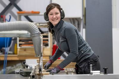 Op school verklaarden ze haar voor gek, maar Rachel stopte op het vwo om meubelmaker te worden