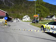 Man steekt op straat twee mensen neer in Noors dorpje, onder wie zijn vrouw