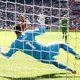 Ajax dompelt Feyenoord na dubieuze penalty in diepe crisis
