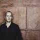 In Koningen beschrijft Erik Petersson het overleven van een archaïsch fenomeen