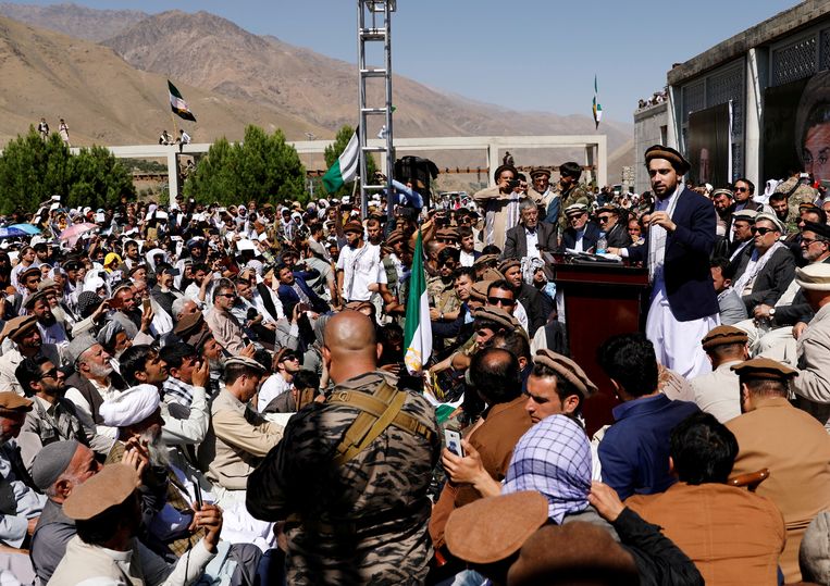 Ahmad Massoud praat zijn volgelingen toe in Bazarak in de Panjshir-provincie. Beeld REUTERS