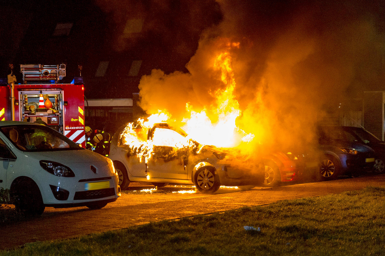 Twee auto's in brand in Oosterhout. Foto Mathijs Bertens / MaRicMedia