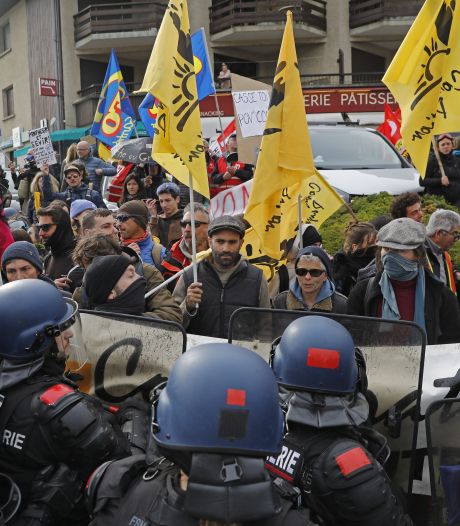 “Macron fumier, on va te composter”: le président français accueilli sous les huées des manifestants

