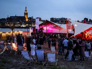 Ongedwongen feesten in de luwte van de massa: Stadseiland Stek schiet raak met festival rond Koningsdag