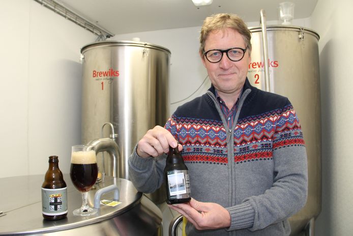 Piet Salomez met twee bieren uit zijn gamma:  Winters Kruidenbier en Iseghems Oud Bruin.