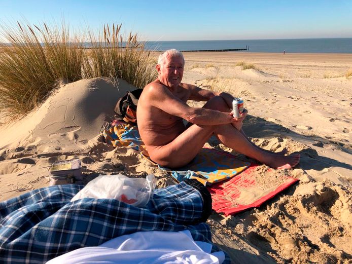 Karl-Heinz Wycisck (76) ving vrijdag op het naaktstrand in Groede zonnestralen op.