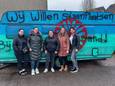 De boodschap op de speciale caravan is duidelijk. Ook Danisha, Gonnie de Vaan, Trien Heesbeen, Debby Biezemans en Jany Verbeek (van links naar rechts) snakken naar een eigen plek op het woonwagenkamp.