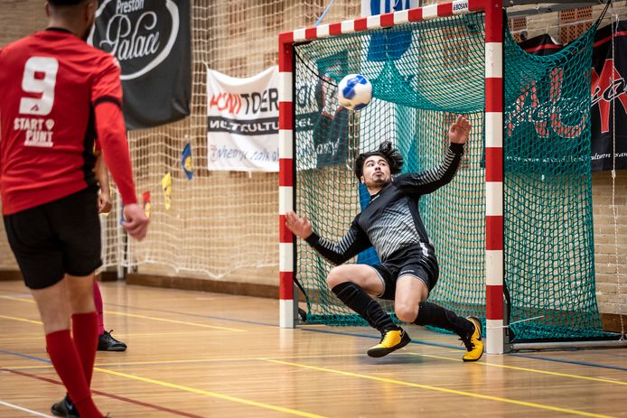 Gaat de bal erin of niet; dat is de grote vraag tijdens het duel tussen FC Botafogo uit Eindhoven en Sporting Harderwijk.