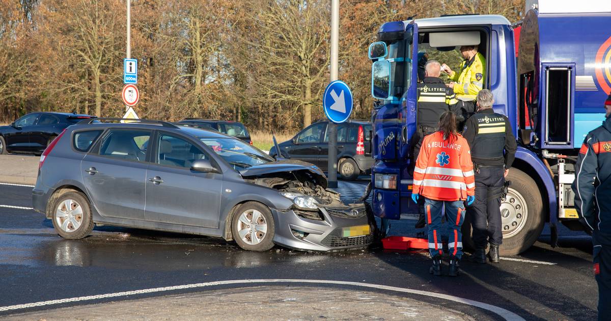Auto botst tegen tankwagen bij Oud Gastel: man en vrouw naar het ziekenhuis