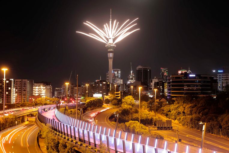 In de Nieuw-Zeelandse hoofdstad Auckland werd het nieuwe jaar ingeluid met vuurwerk en een lichtshow.  Beeld AP