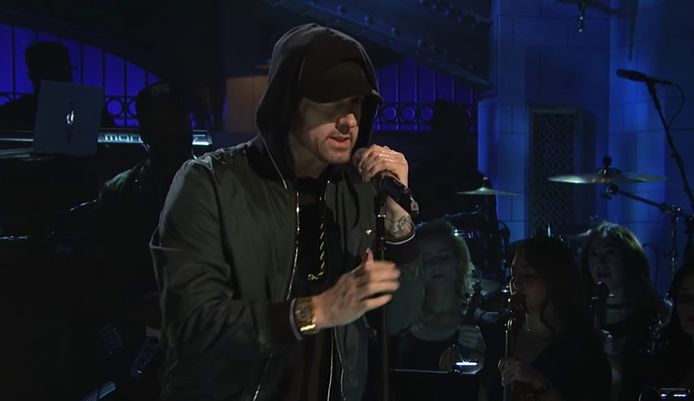 Eminem verrast met medley.