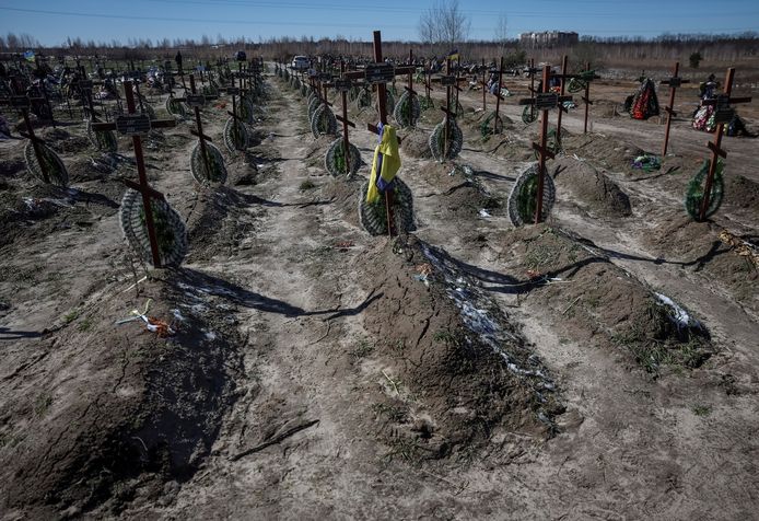 Graven van ongeïdentificeerde mensen gedood door Russische soldaten tijdens de bezetting van Boetsja.
