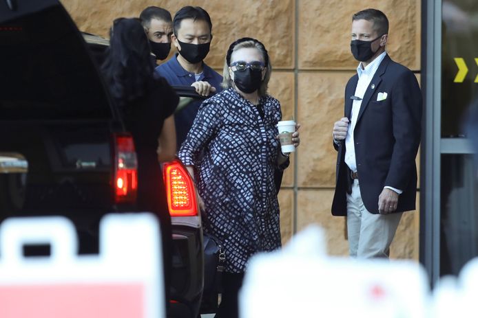 Hillary Clinton arriveert bij het ziekenhuis voor een bezoek aan haar echtgenoot.