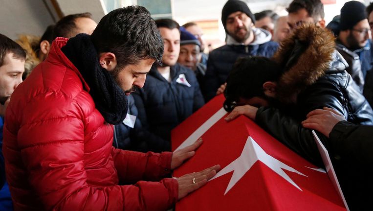 De eerste slachtoffers van de aanslag in Istanbul werden gisteren al begraven. Beeld anp