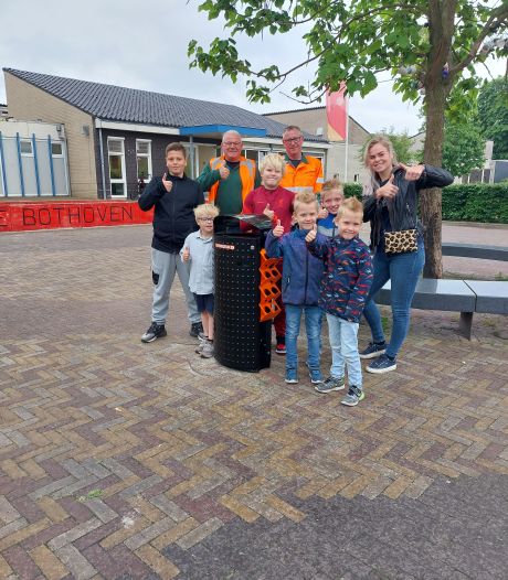 Afvalbak met unieke doneerbeugel voor plastic flesjes in Enschede