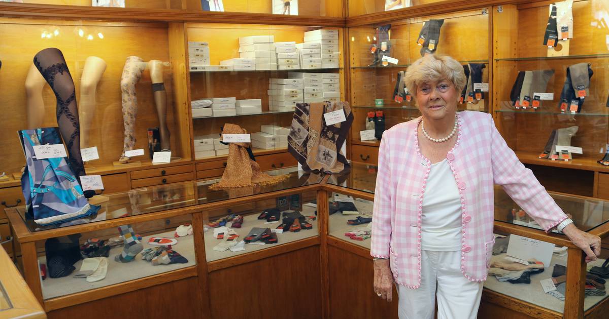 studie Betasten de elite Madamme Plasman (85) sluit na zestig jaar oudste winkel van Herentals.  “Vanaf oktober ga ik genieten van het 'goei' leven” | Herentals | hln.be