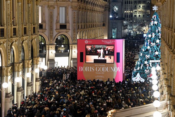 Mensen kijken in de straten van Milaan op een groot scherm naar de opera.
