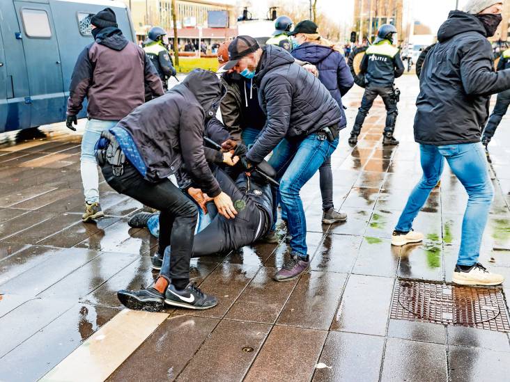 ‘Romeo's’ tijdens rellen in Eindhoven: werken in een stenenstorm van buitencategorie