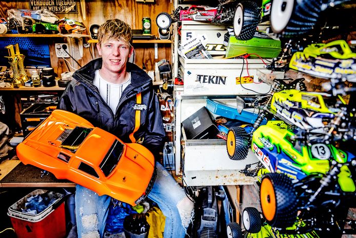 Wesley van Helmond in zijn schuur waar hij zijn radiografische auto’s klaar maakt voor de races.