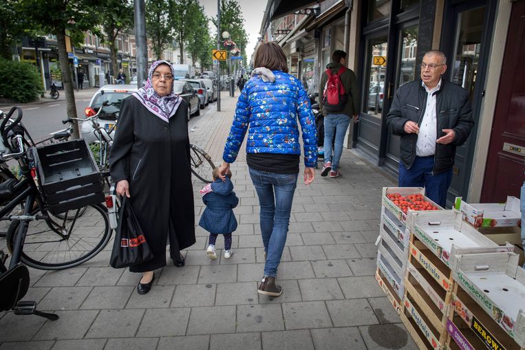 In de Kanaalstraat in de Utrechtse wijk Lombok komen jonge tweeverdieners en traditionele wijkbewoners elkaar tegen.  Beeld Werry Crone