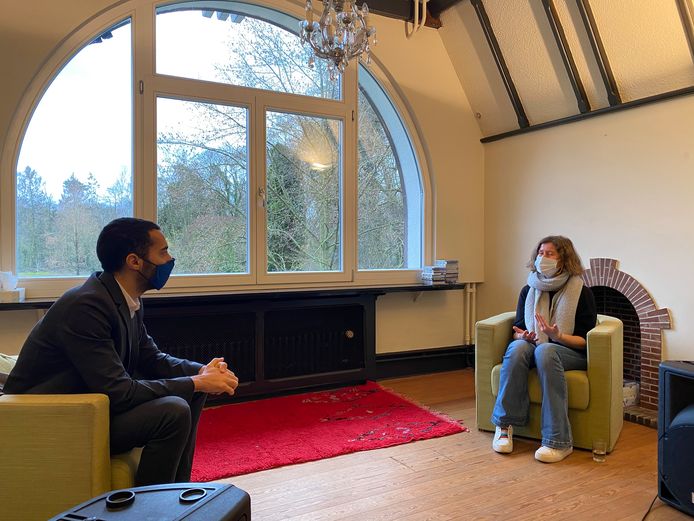 ARCHIEFBEELD: Staatssecretaris Sammy Mahdi brengt Villa Omaar 10.000 euro extra steun op Rode Neuzen Dag