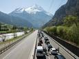 Op de snelweg A2 in Zwitserland botste een 57-jarige motorrijder tegen een tunnelwand.