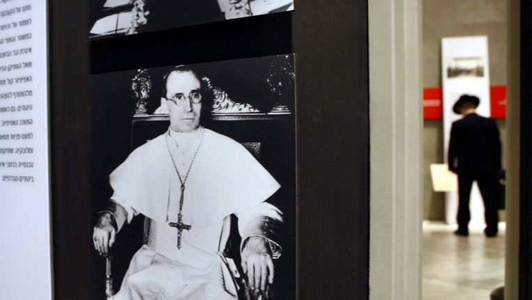 Het beeld van Pius XII in het museum. Beeld AP
