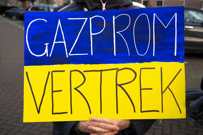 Demonstranten van Extinction Rebellion bij het Museumplein begin april. De klimaatactiegroep roept de overheid, gemeentes, bedrijven en instellingen op om de samenwerking met het Russische aardgasconcern Gazprom te beëindigen.
