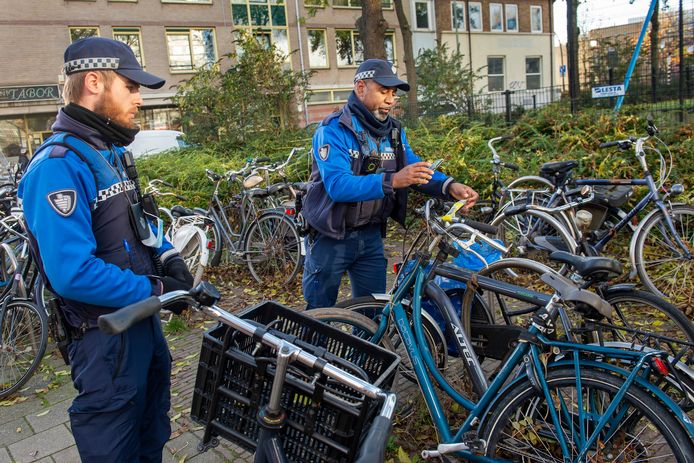 Davy (links) en Andy controleren de staat van zwerffietsen tijdens hun rondje in Schiedam-Oost.