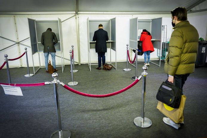 Stemmen op station Rotterdam CS op de derde dag van de gemeenteraadsverkiezingen