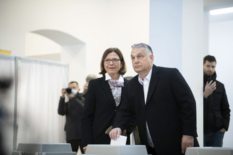De Hongaarse premier Viktor Orbán brengt samen met zijn vrouw, Aniko Levai, zijn stem uit.  Beeld ANP / EPA