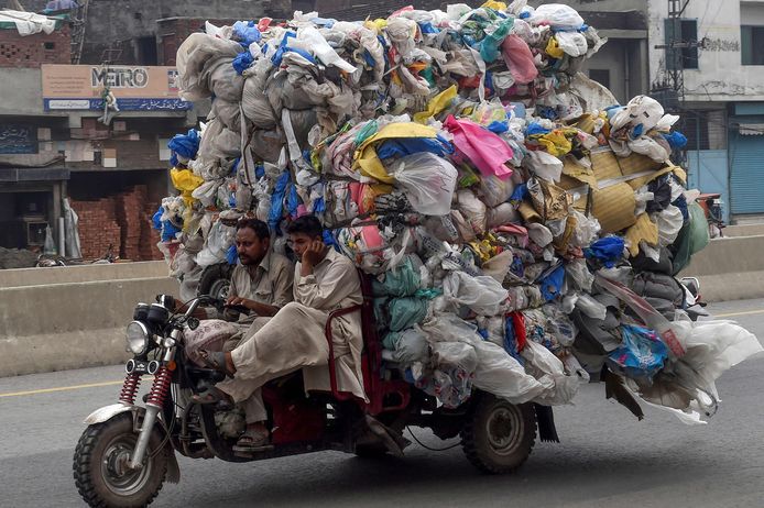 Vanaf vandaag geldt er in Pakistan een streng verbod tegen plastic voor eenmalig gebruik.