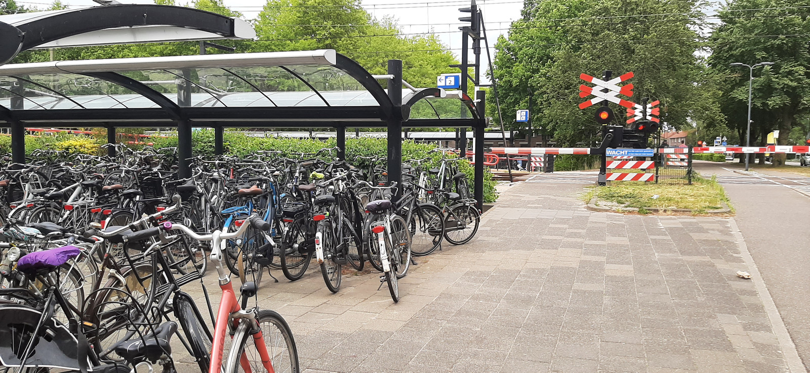Zowel aan de noord- als aan de zuidkant van het NS-station in Rosmalen komen extra fietsenstallingen.
