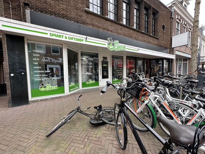 Gesloten smartshop Mr. Green aan De Heurne in Enschede. De winkel moet van de rechter vertrekken uit het pand.