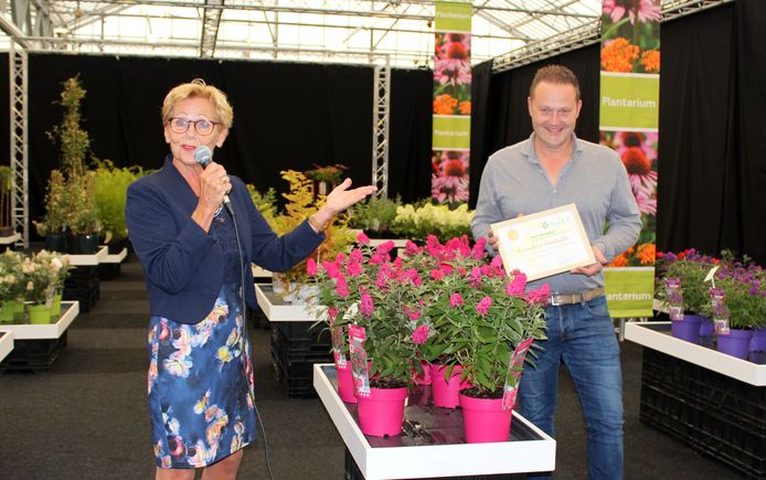 KVBC-voorzitter Helma van der Louw reikt de prijs voor 'Beste Nieuwigheid' uit aan Sebastiaan van der Heijden van inzender Van Son & Koot BV.