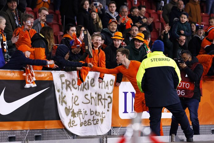 Frenkie de Jong geeft zijn shirt aan een supporter tijdens de WK-kwalificatie wedstrijd tussen Nederland en Letland.