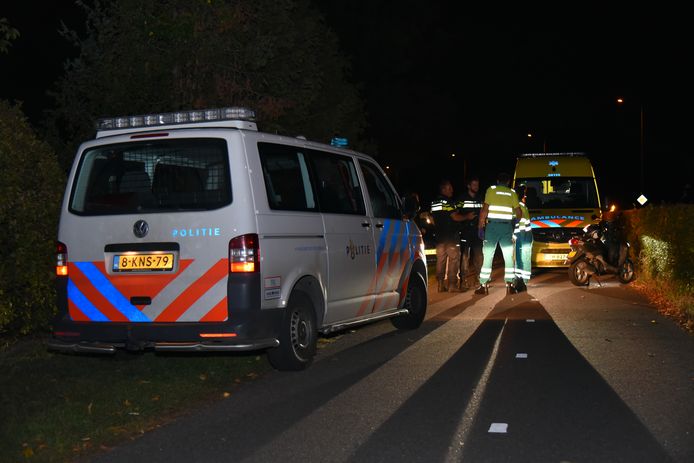 Een jongeman uit Grave is op de Graafseweg in Wijchen van zijn scooter geduwd en beroofd.