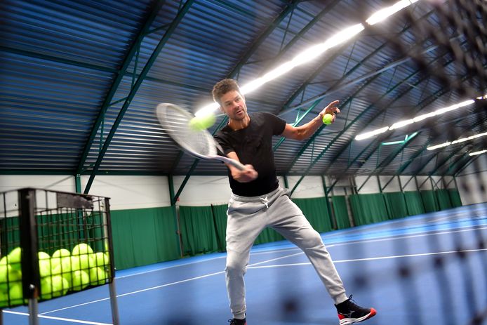 Tennistrainer Eric Hoppenbrouwers gelooft heilig in de traditionele tennishal. Hij bestiert tennisacademie YuniQQ in de De Stok in Roosendaal.